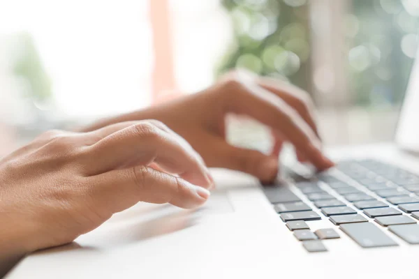 Geschäftsfrau tippt auf Laptop — Stockfoto