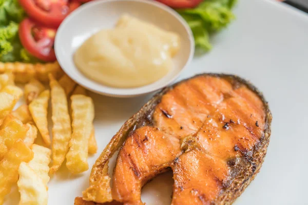 Grilled salmon steak — Stock Photo, Image