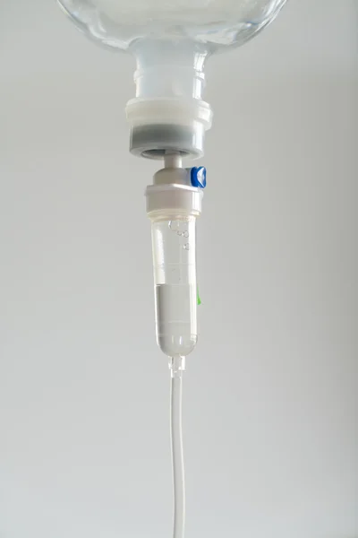 Butelka infuzji roztworem iv — Zdjęcie stockowe