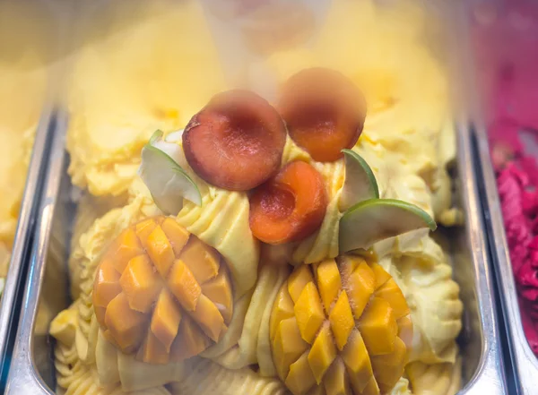 Gelado delicioso com frutas frescas — Fotografia de Stock