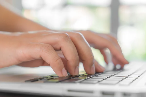 Le mani di donna d'affari che scrivono su computer portatile — Foto Stock