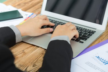 dizüstü bilgisayarda yazarak işkadını eller