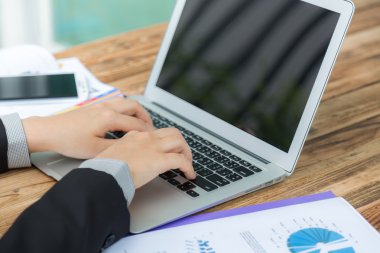 dizüstü bilgisayarda yazarak işkadını eller