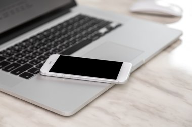 Tablo akıllı telefon ile dizüstü bilgisayar