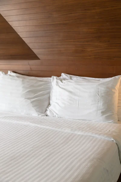 Moderna cama cómoda —  Fotos de Stock
