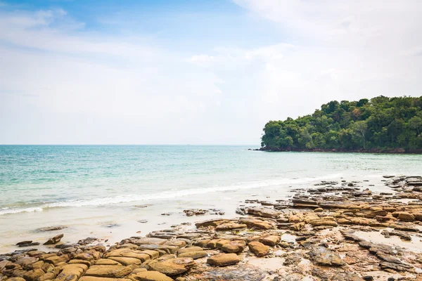 Rocce e bel mare — Foto Stock