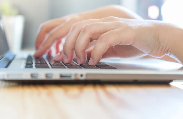 Zakenvrouw handen typen op laptop — Stockfoto