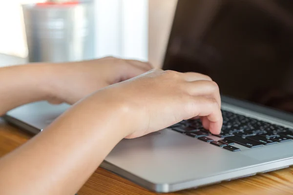 Businesswoman hands typing on laptop — Stock Photo, Image