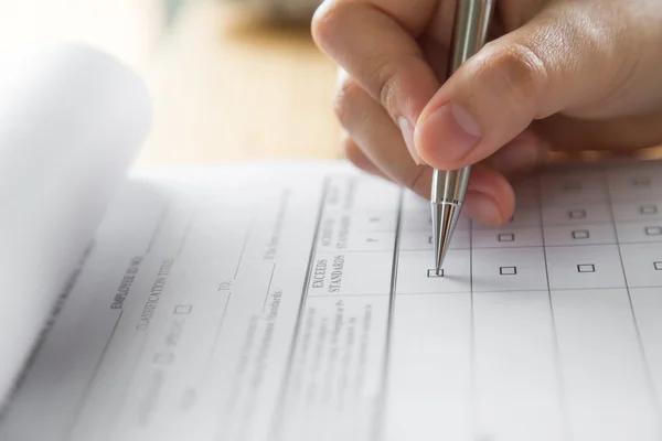 Hand met zilveren pen — Stockfoto