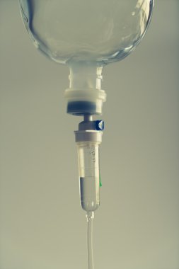 infüzyon şişe IV çözüm ile