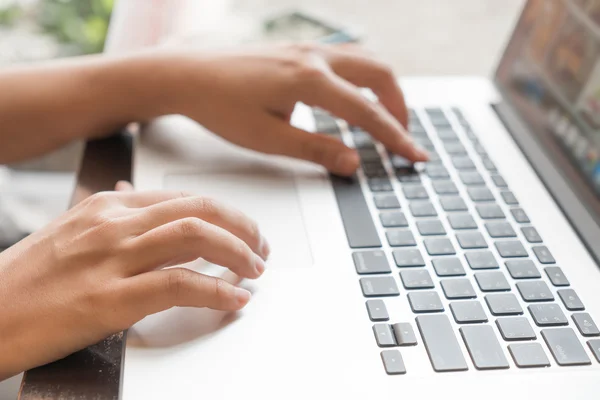 Woman typing on keyboard — Stock Photo, Image