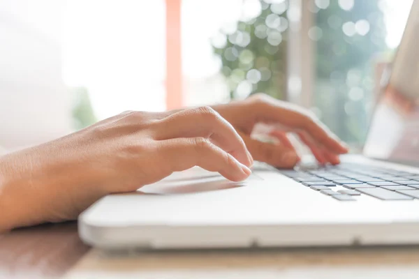 Woman typing on keyboard — Stock Photo, Image