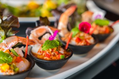 Karidesli taze salata.