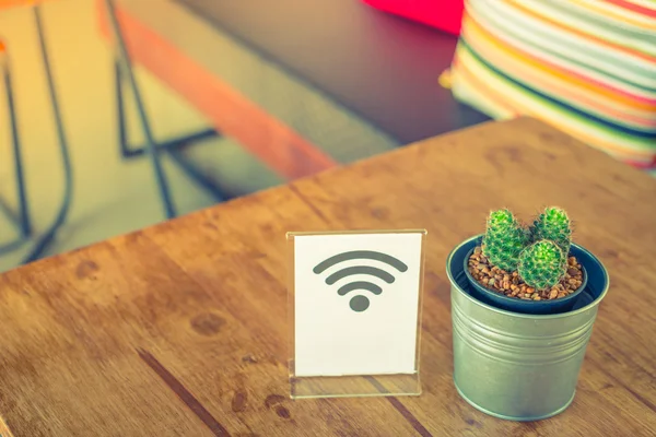 Wifi gratuit signe sur la table — Photo