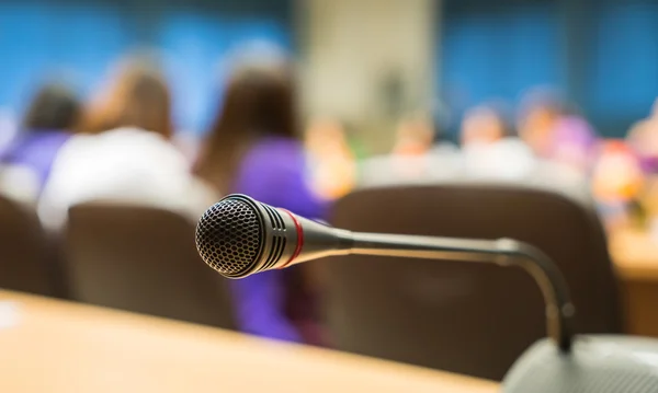 Microfone preto na sala de conferências — Fotografia de Stock