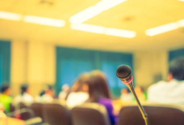 Microfono nero in sala conferenze — Foto Stock