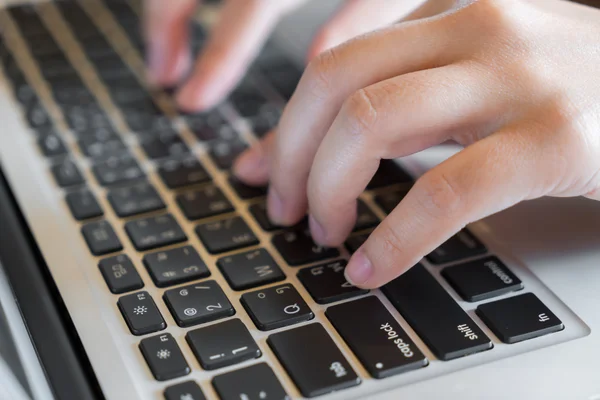 Mujer escribiendo en el teclado — Foto de Stock