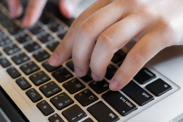 Femme tapant sur le clavier — Photo