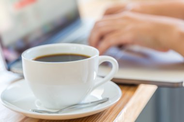 Dizüstü bilgisayar ile kahve fincanı