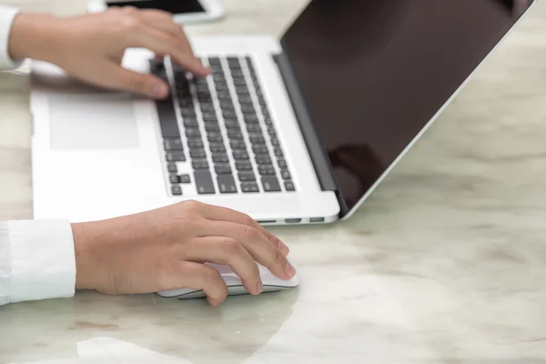 Mujer escribiendo en el teclado —  Fotos de Stock