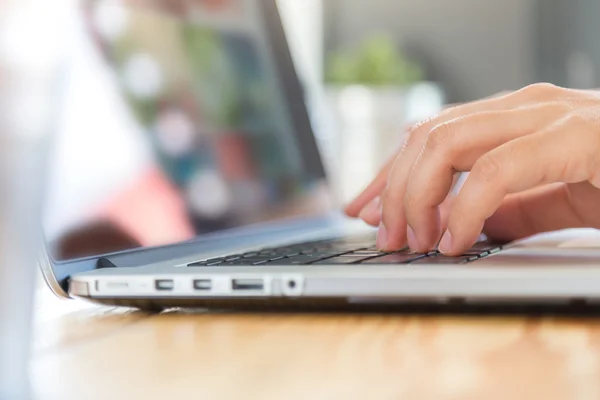 Woman typing on keyboard — Stock Photo, Image