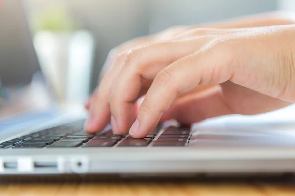 Woman typing on keyboard — Stock Photo, Image