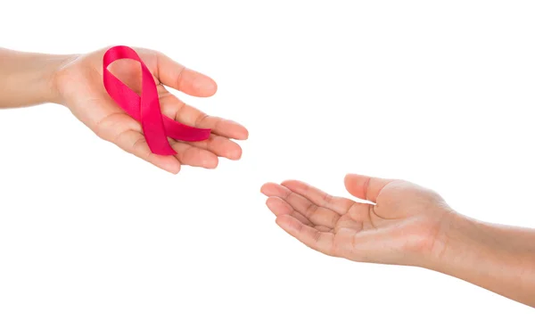 Mãos de mulher segurando fita rosa — Fotografia de Stock