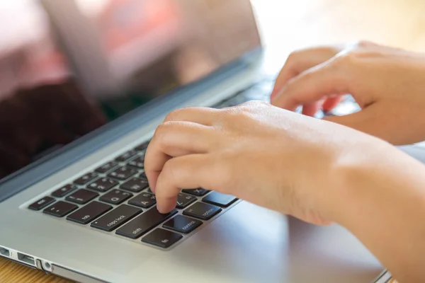 Woman typing on keyboard — Stock Photo, Image