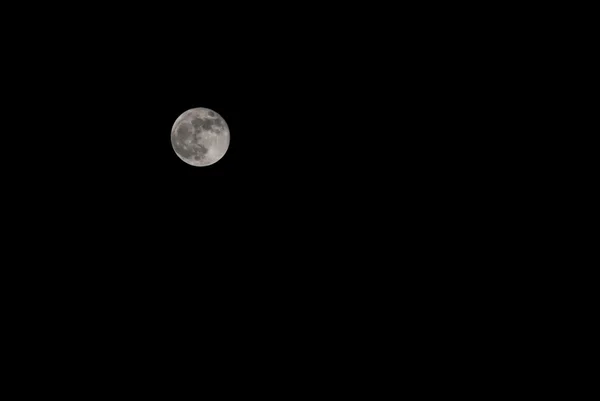 Volle maan op de nachtelijke hemel — Stockfoto