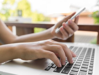 Klavyede yazan kadın