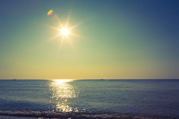 Meer und schöner Himmel — Stockfoto