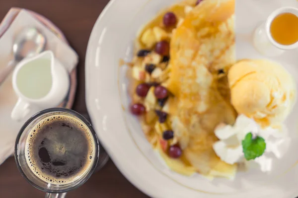 Panqueca e frutas com sorvete — Fotografia de Stock