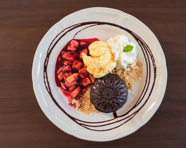 Schokoladenkuchen mit Fruchtpfirsich — Stockfoto