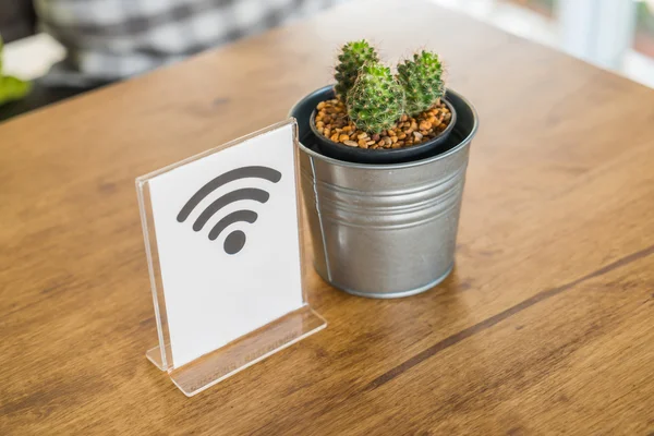 Signo Wifi gratis en la mesa —  Fotos de Stock