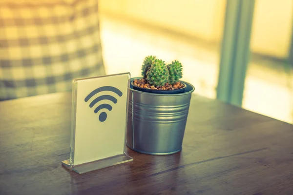 Darmowe Wifi znak na stole — Zdjęcie stockowe