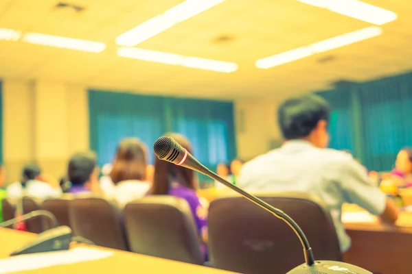 Microfone preto na sala de conferências — Fotografia de Stock