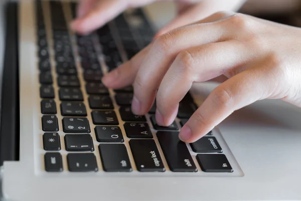 Žena píšící na klávesnici — Stock fotografie