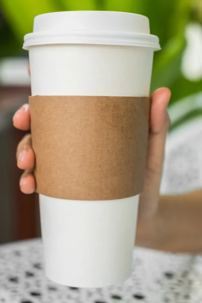 Kopp kaffe i handen — Stockfoto
