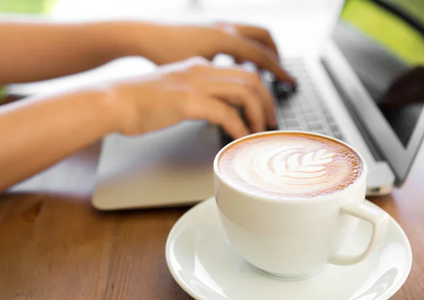 Femme tapant sur le clavier — Photo