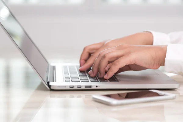 Woman typing on keyboard — Stock Photo, Image