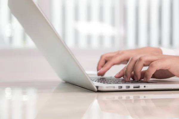 Mujer escribiendo en el teclado —  Fotos de Stock