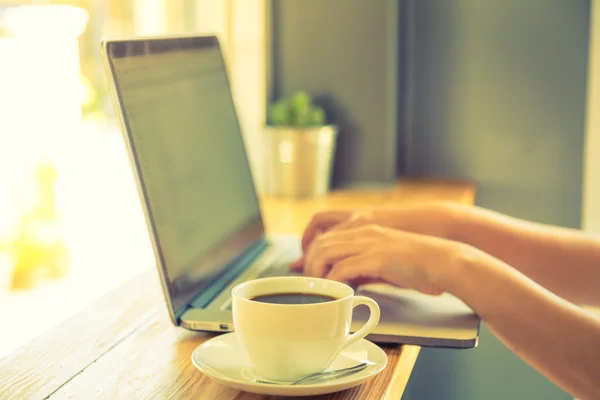 Koffiekopje met laptop — Stockfoto