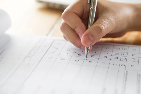 Menschliche Hand mit Stift — Stockfoto