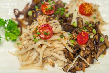 Mantar ve domates salatası