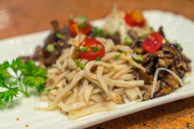 Mantar ve domates salatası