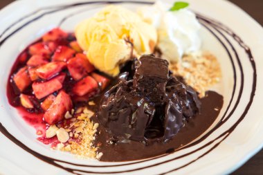 Meyve şeftali ile çikolatalı kek