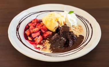 Meyve şeftali ile çikolatalı kek