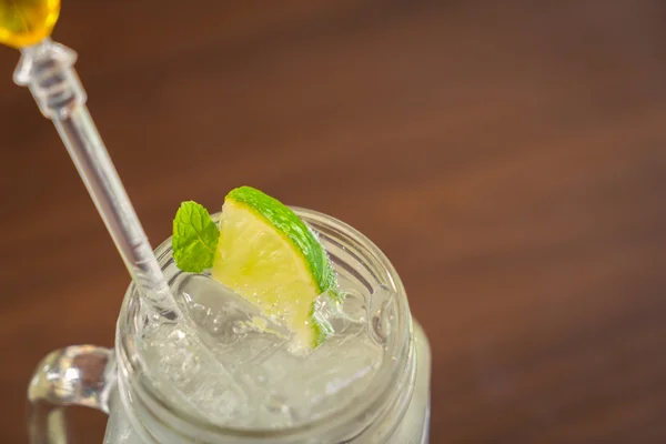 Limonada fresca em vidro — Fotografia de Stock