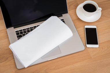 laptop ile kahve fincanı ve akıllı telefon