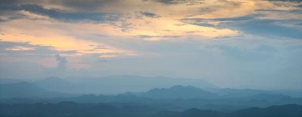 Pôr do sol e paisagem montesa — Fotografia de Stock